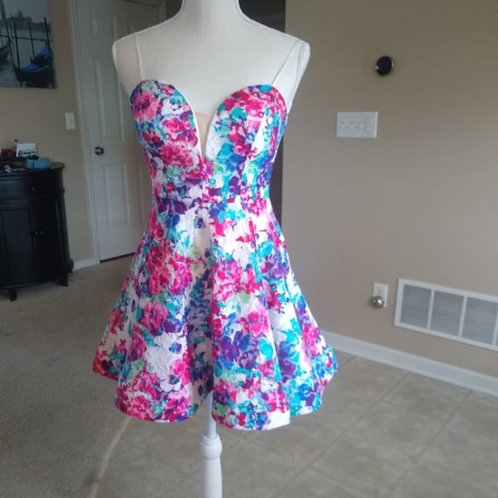 Floral Lace Lined Cocktail. Size Small Dress - Picture 2 of 2